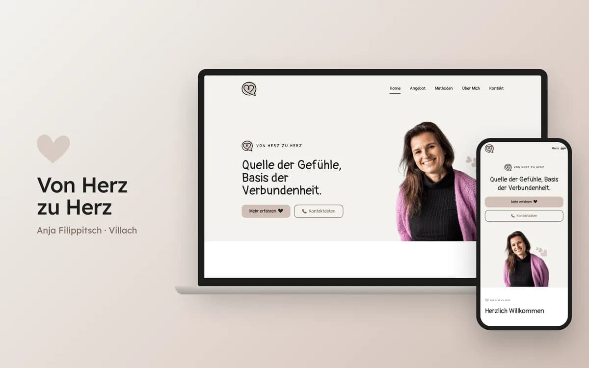 Herz-Symbol und Schriftzug „Von Herz zu Herz – Anja Filippitsch · Villach“ auf Beige neben Laptop und Smartphone mit der Startseite